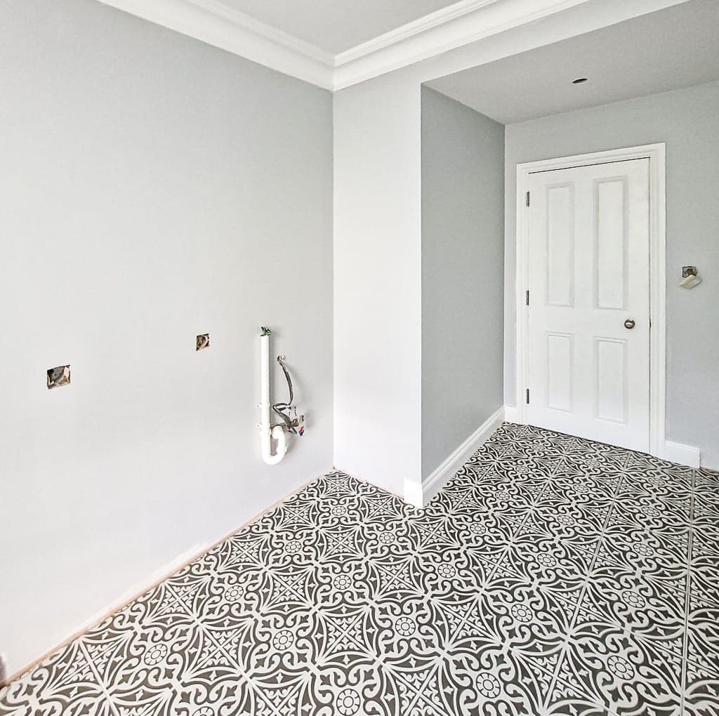 After: Bathroom with white painted walls, soft grey feature wall, white painted ceiling, white door frame and architrave.